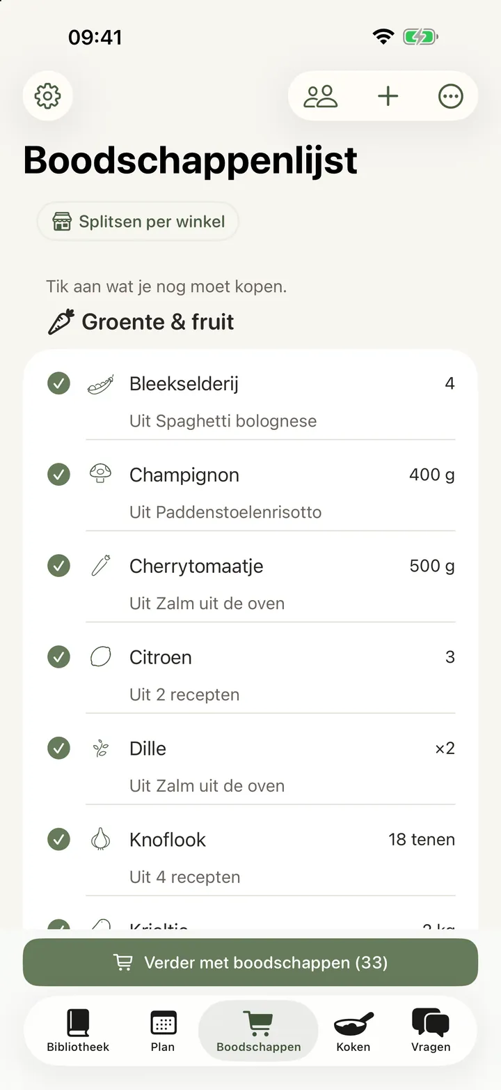 De boodschappenlijst wordt samengesteld: items gegroepeerd onder een kopje voor groente en fruit, elk met een illustratie, een hoeveelheid en plus- en minknoppen, allemaal aangevinkt om te kopen.