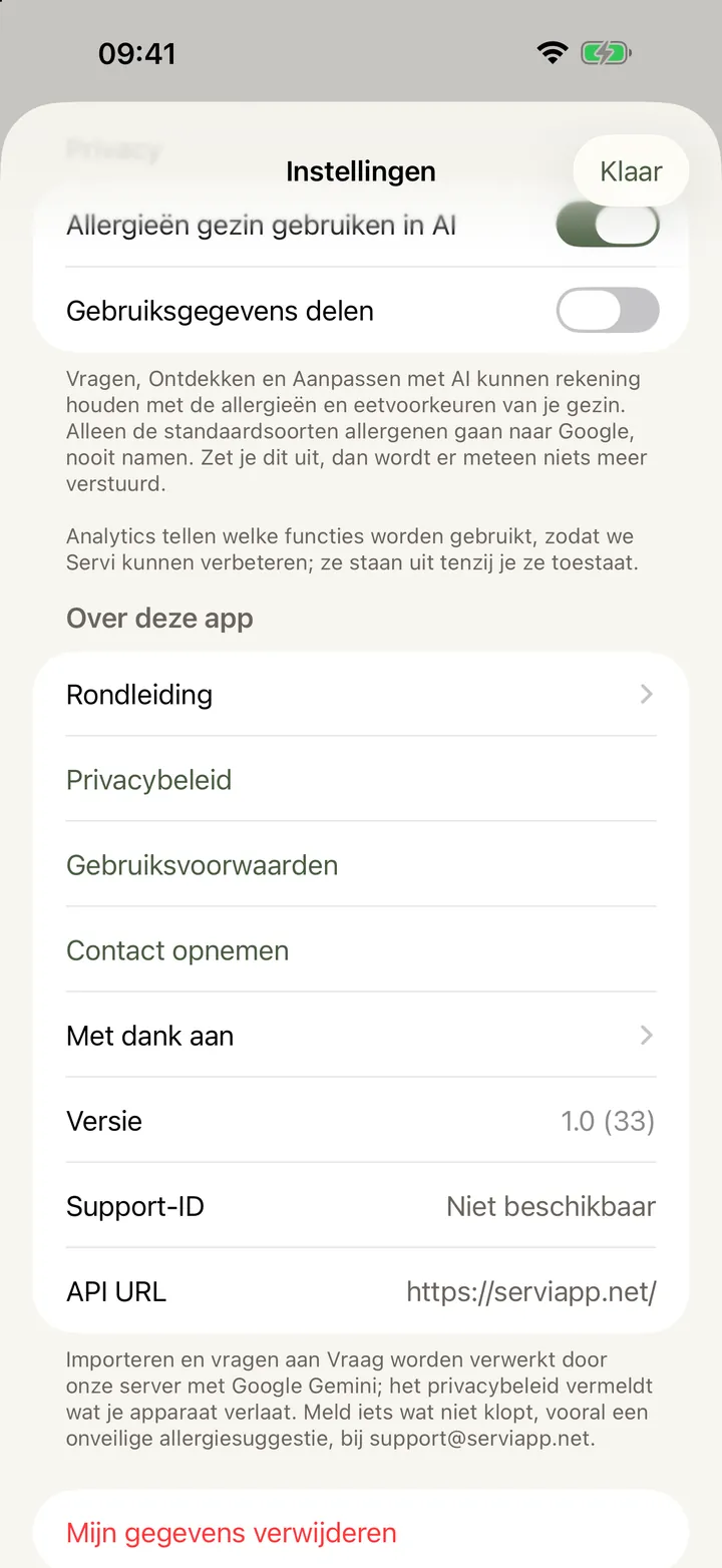 Het instellingenscherm, naar beneden gescrold tot het privacy-onderdeel: een schakelaar om de allergieën van het gezin in AI te gebruiken, aan, en een om gebruiksgegevens te delen, uit, elk met een korte uitleg dat alleen standaard allergeentypes worden verstuurd en nooit namen. Eronder een lijst Over deze app met het privacybeleid, de voorwaarden en contact.