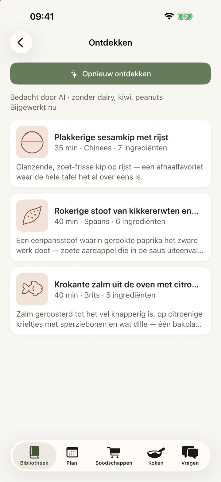 Het ontdek-scherm met drie verzonnen recepten, elk met een bereidingstijd, een keuken, het aantal ingrediënten en een omschrijving van één regel. Daarboven staat dat ze door AI zijn bedacht en welke allergenen worden vermeden.