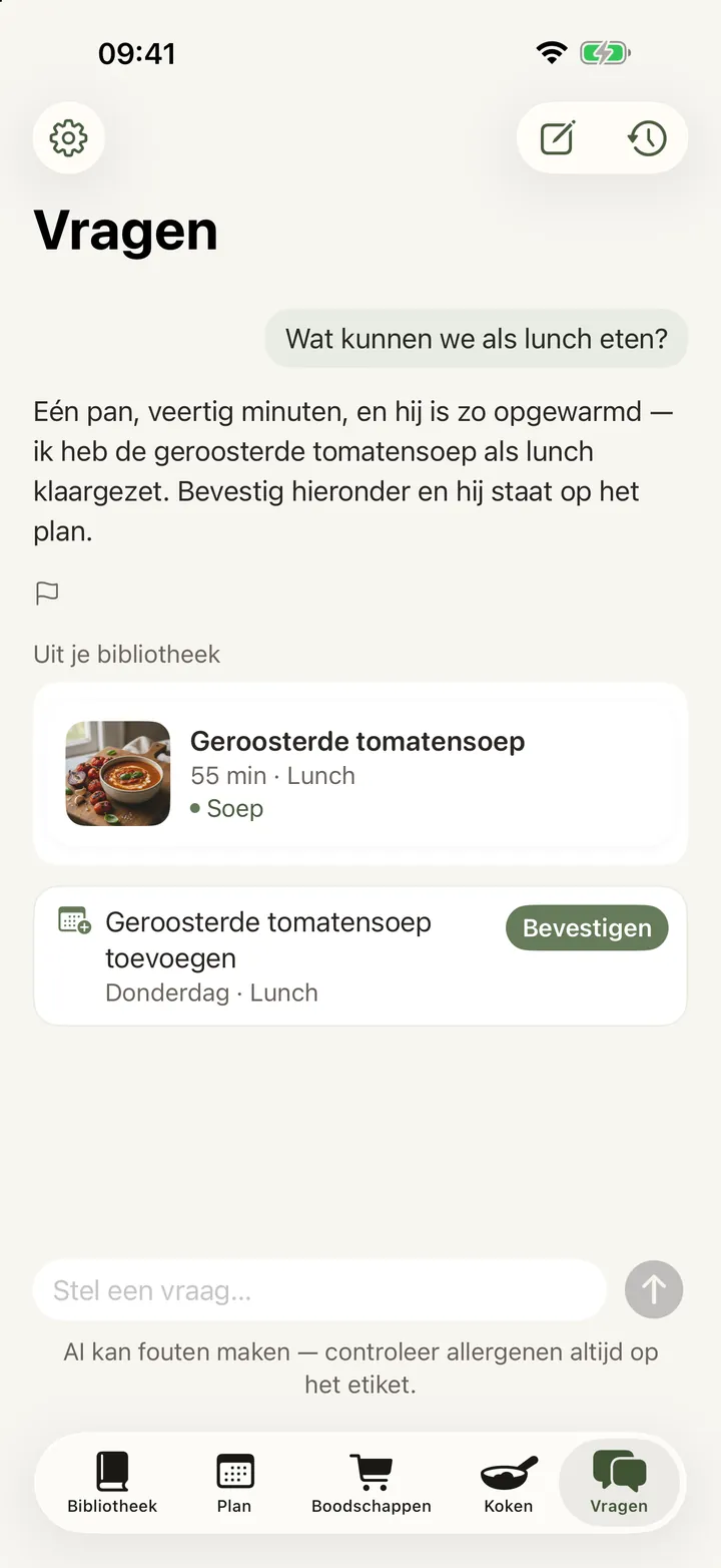 Het vraag-scherm: een getypte vraag over wat te koken, een antwoord dat een recept uit de eigen bibliotheek voorstelt, en een kaartje dat aanbiedt het op een bepaalde dag in te plannen, met een bevestigknop.