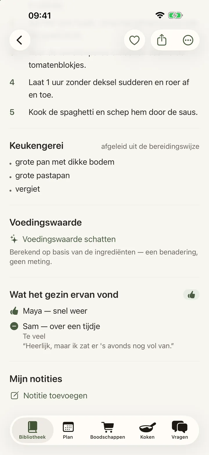 Een kaartje onderaan een recept met iedereen die het heeft gegeten, bij elke naam een duimpje of een isgelijkteken en of diegene het nog eens wil. Eén van hen zegt er iets bij, eronder geciteerd.
