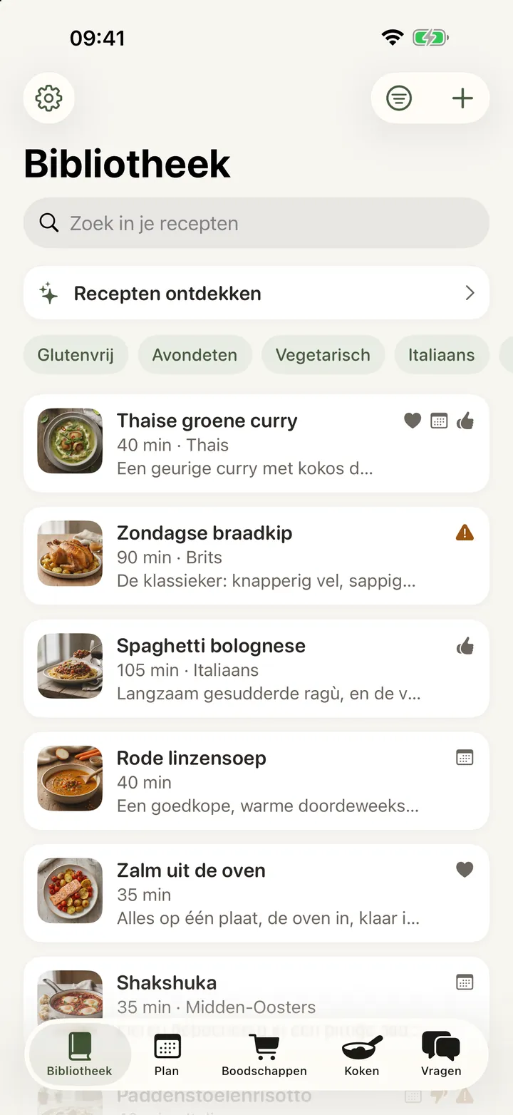 De receptenbibliotheek: een rij filterknopjes voor de soorten gerechten en het vlees dat het vaakst wordt gekookt, en daaronder receptkaartjes met hun foto en bereidingstijd. Een hartje op de foto markeert de favorieten van de kok; een apart duimpje naast de bereidingstijd geeft het cijfer van het gezin.