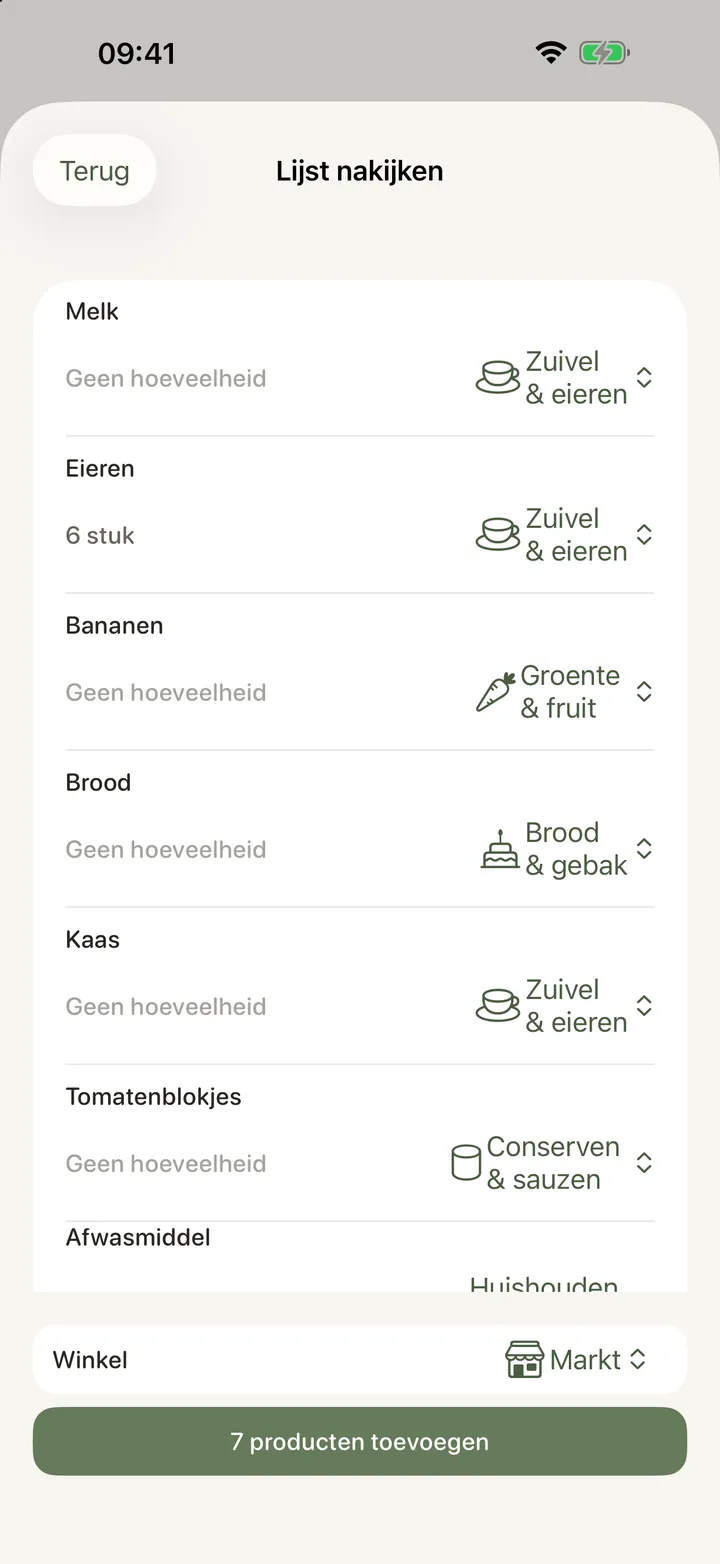 Een gefotografeerd handgeschreven boodschappenlijstje, ingelezen als bewerkbare regels: elke regel heeft een naam, een hoeveelheid (of de melding dat die er niet is) en een menu voor het schap, met één winkelveld voor de hele reeks en onderaan een knop om alle items aan de lijst toe te voegen.