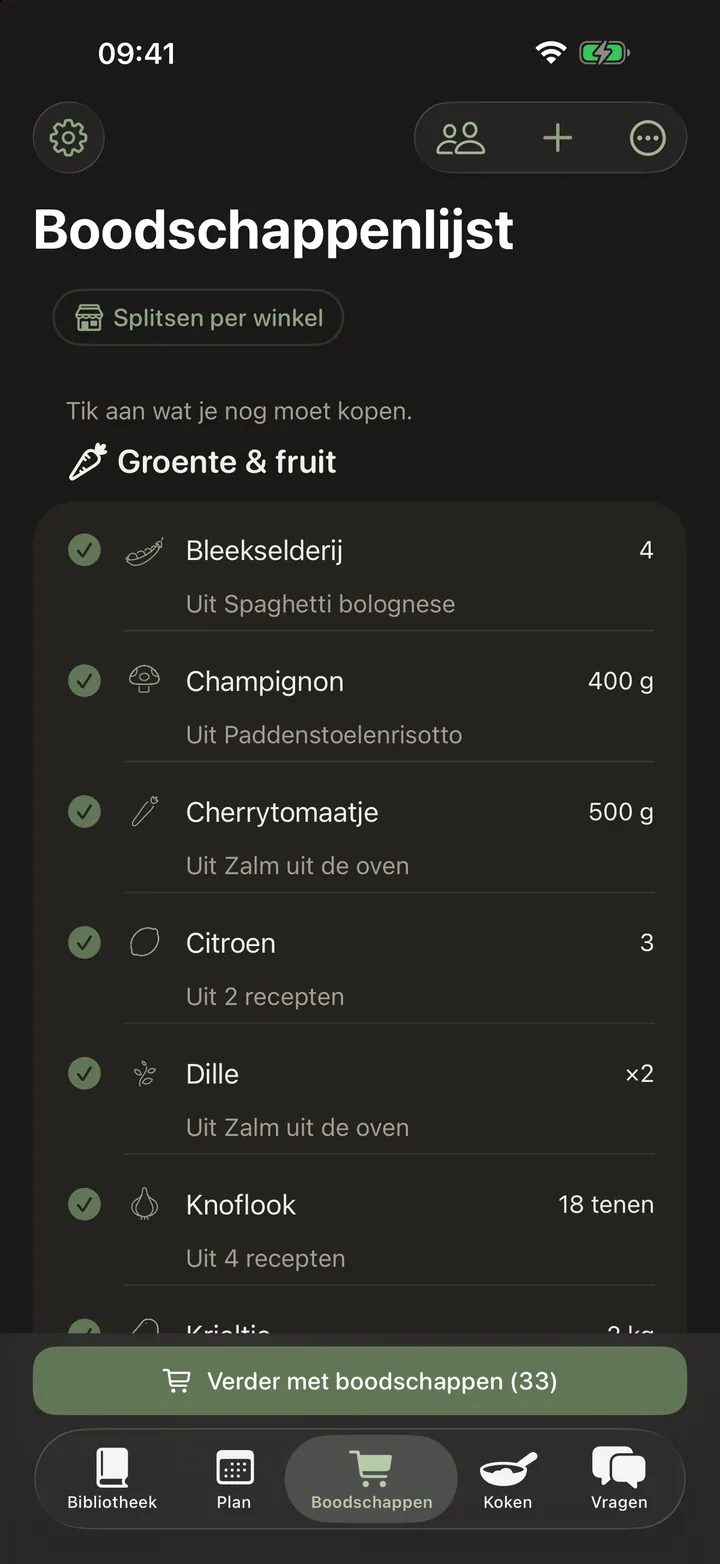 De boodschappenlijst wordt samengesteld: items gegroepeerd onder een kopje voor groente en fruit, elk met een illustratie, een hoeveelheid en plus- en minknoppen, allemaal aangevinkt om te kopen.