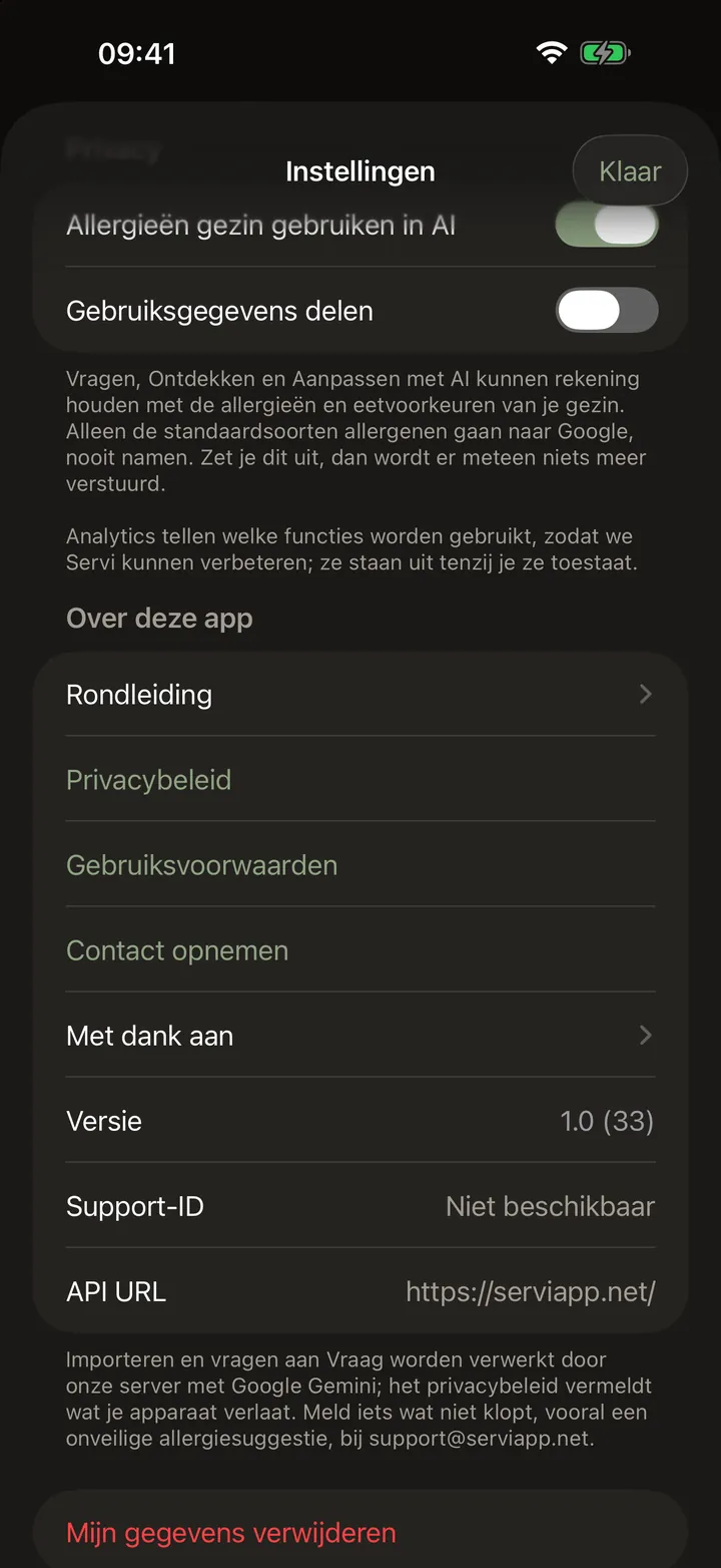 Het instellingenscherm, naar beneden gescrold tot het privacy-onderdeel: een schakelaar om de allergieën van het gezin in AI te gebruiken, aan, en een om gebruiksgegevens te delen, uit, elk met een korte uitleg dat alleen standaard allergeentypes worden verstuurd en nooit namen. Eronder een lijst Over deze app met het privacybeleid, de voorwaarden en contact.