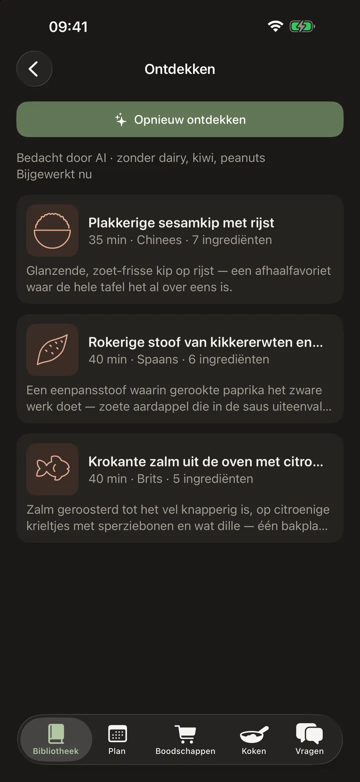Het ontdek-scherm met drie verzonnen recepten, elk met een bereidingstijd, een keuken, het aantal ingrediënten en een omschrijving van één regel. Daarboven staat dat ze door AI zijn bedacht en welke allergenen worden vermeden.