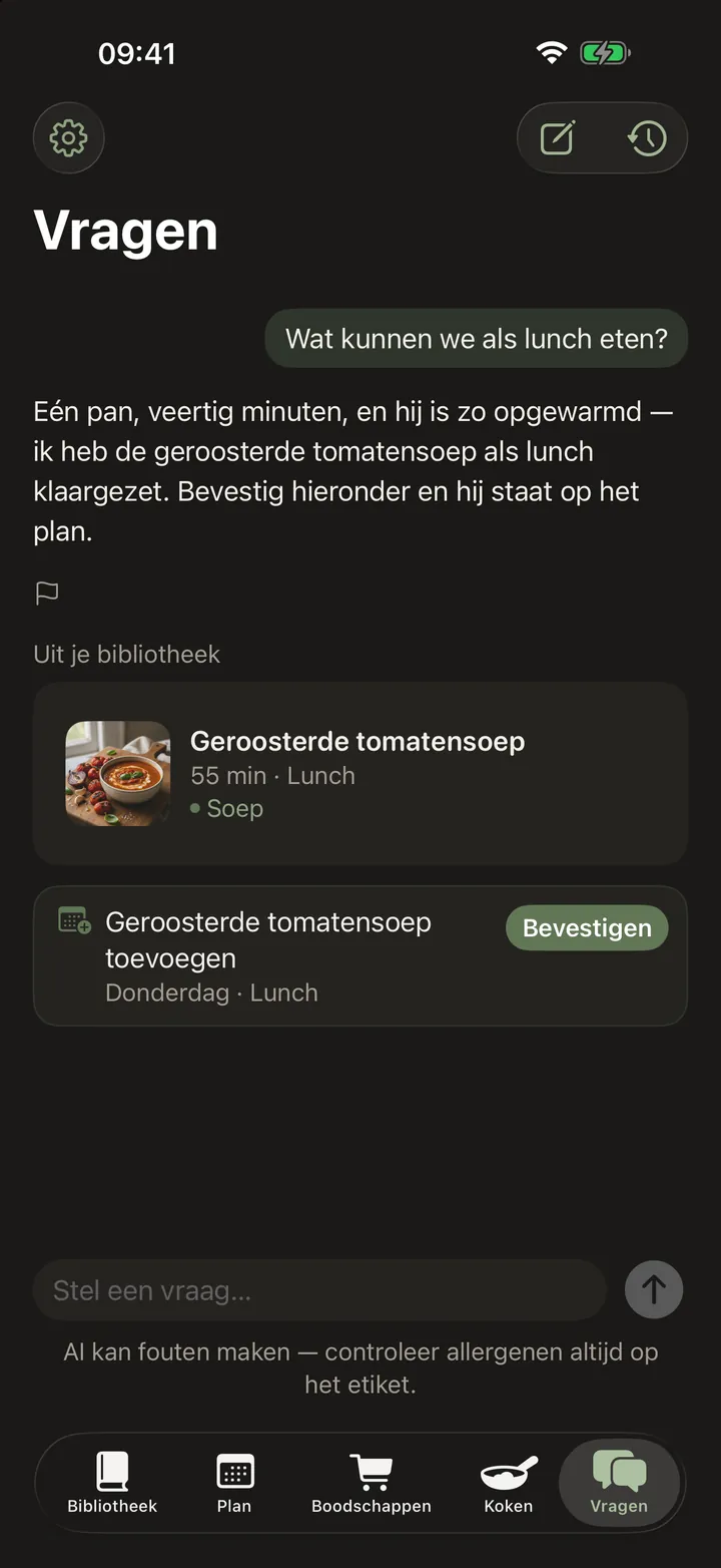 Het vraag-scherm: een getypte vraag over wat te koken, een antwoord dat een recept uit de eigen bibliotheek voorstelt, en een kaartje dat aanbiedt het op een bepaalde dag in te plannen, met een bevestigknop.