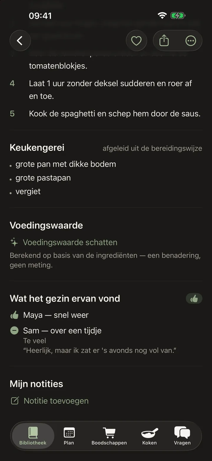 Een kaartje onderaan een recept met iedereen die het heeft gegeten, bij elke naam een duimpje of een isgelijkteken en of diegene het nog eens wil. Eén van hen zegt er iets bij, eronder geciteerd.