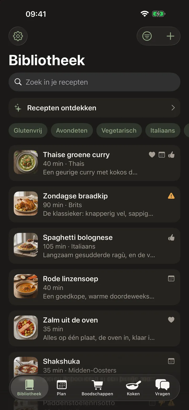 De receptenbibliotheek: een rij filterknopjes voor de soorten gerechten en het vlees dat het vaakst wordt gekookt, en daaronder receptkaartjes met hun foto en bereidingstijd. Een hartje op de foto markeert de favorieten van de kok; een apart duimpje naast de bereidingstijd geeft het cijfer van het gezin.