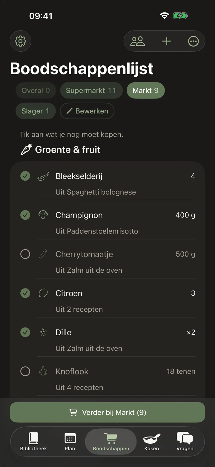 De boodschappenlijst beperkt tot één winkel: bovenaan een rij winkelknopjes, elk met een aantal, één gekozen en na het laatste een knop om te bewerken, en daaronder alleen de items voor die winkel met hun illustraties, boven een knop om daar te winkelen.