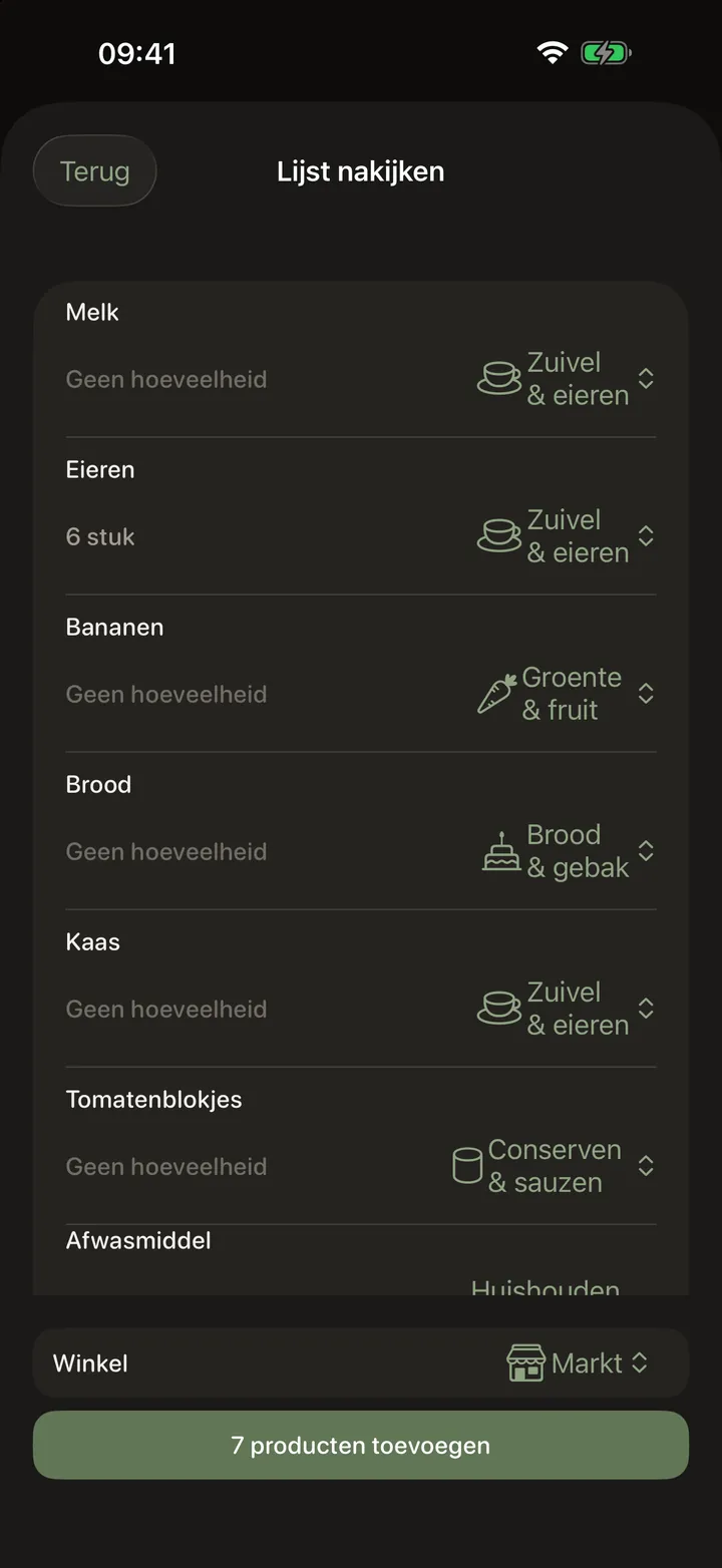 Een gefotografeerd handgeschreven boodschappenlijstje, ingelezen als bewerkbare regels: elke regel heeft een naam, een hoeveelheid (of de melding dat die er niet is) en een menu voor het schap, met één winkelveld voor de hele reeks en onderaan een knop om alle items aan de lijst toe te voegen.