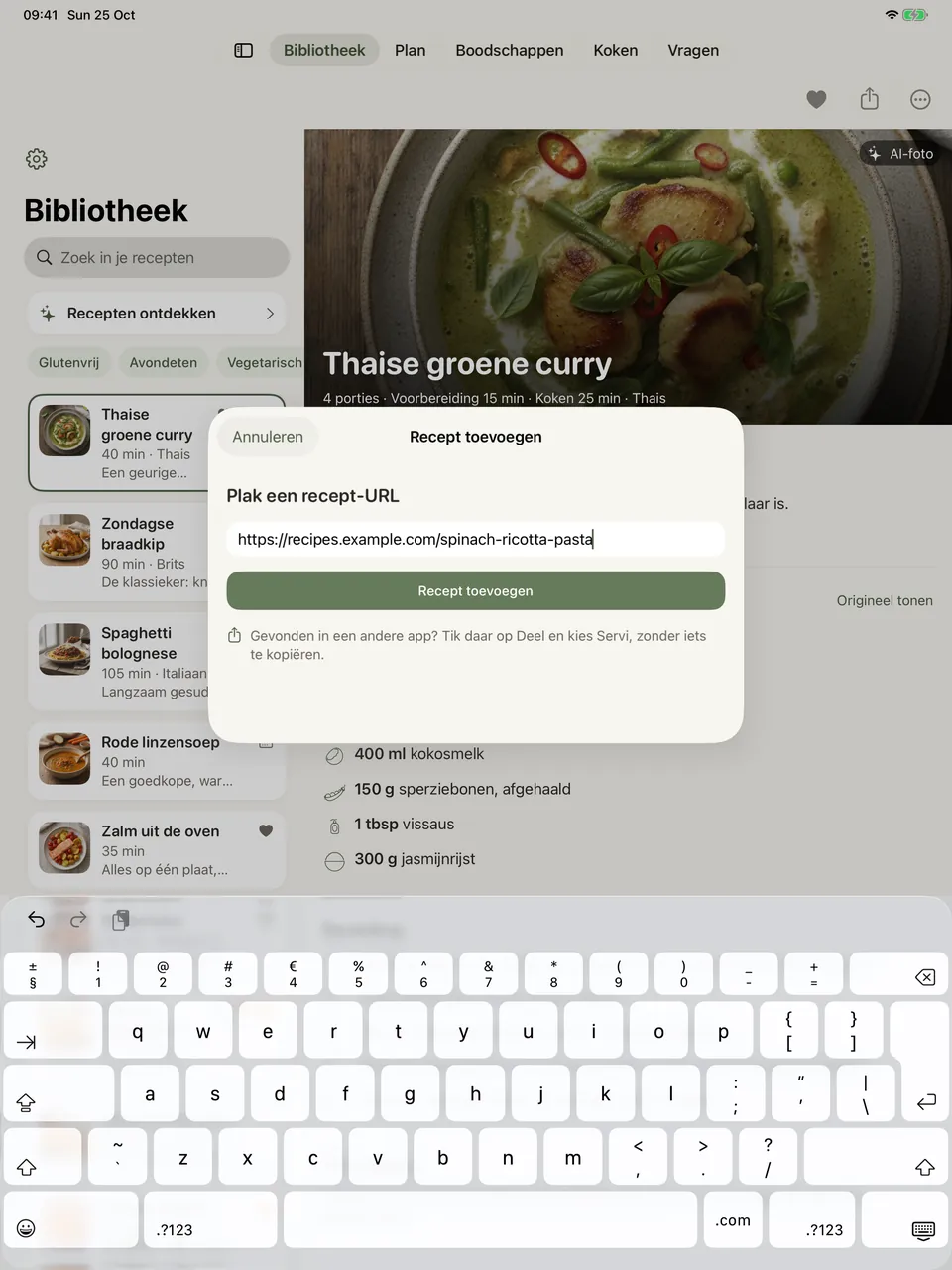 Het venster om een recept toe te voegen, boven een bibliotheek die als receptenlijst is weergegeven, met een getypt webadres in een tekstveld, een knop om het toe te voegen en het toetsenbord nog open.
