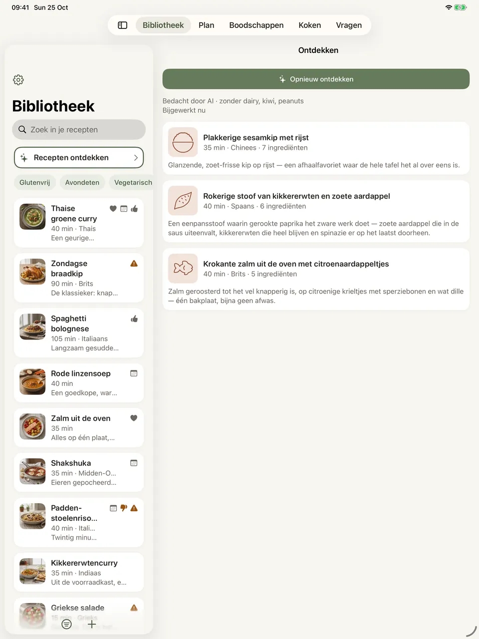 Het ontdek-scherm met drie verzonnen recepten, elk met een bereidingstijd, een keuken, het aantal ingrediënten en een omschrijving van één regel. Daarboven staat dat ze door AI zijn bedacht en welke allergenen worden vermeden.