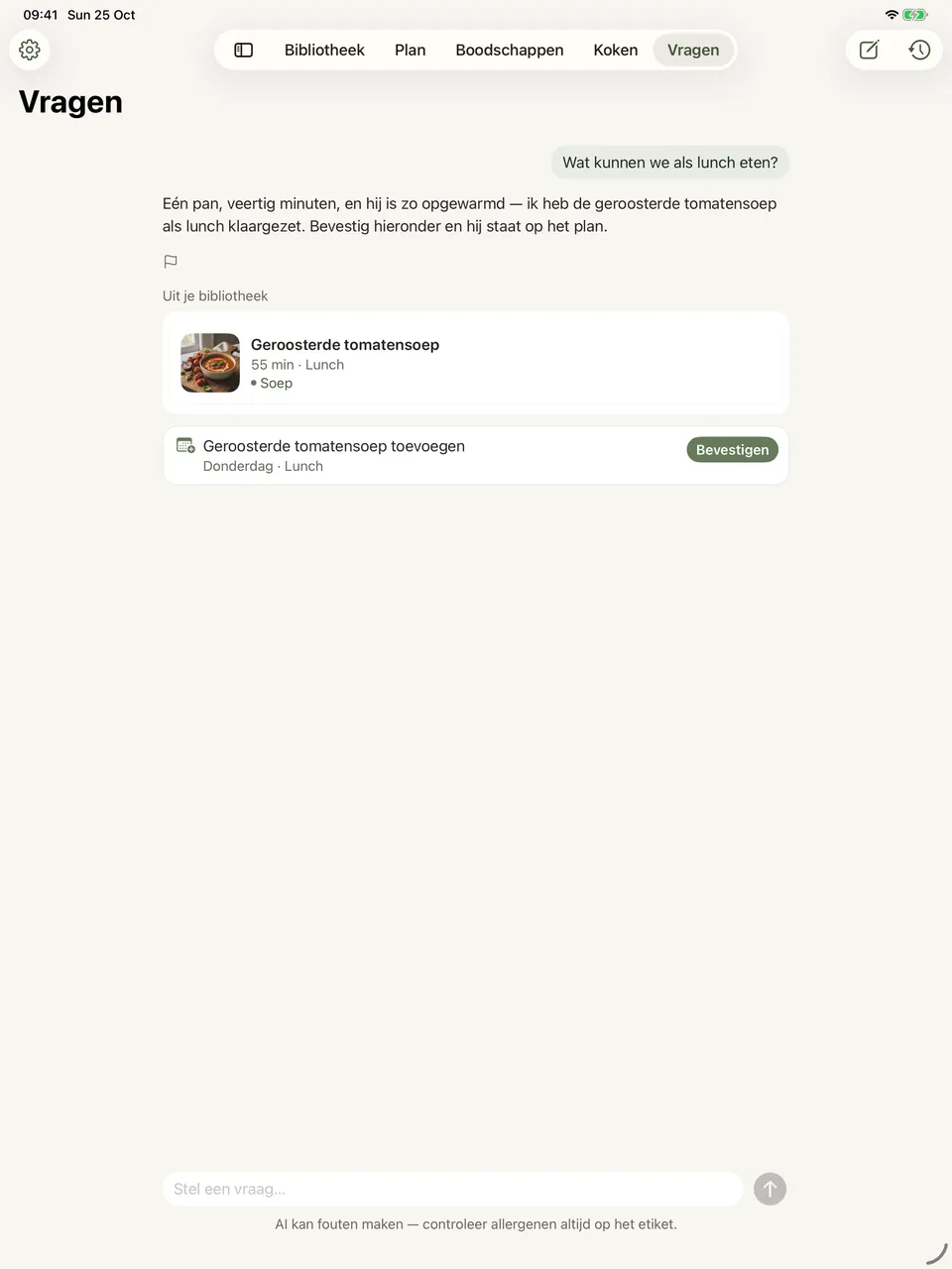 Het vraag-scherm: een getypte vraag over wat te koken, een antwoord dat een recept uit de eigen bibliotheek voorstelt, en een kaartje dat aanbiedt het op een bepaalde dag in te plannen, met een bevestigknop.