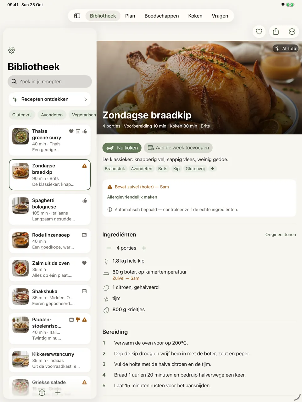 De receptenbibliotheek op tabletbreedte als gesplitst scherm: een rij filterknopjes boven een lijst receptkaartjes met foto, bereidingstijd en het cijfer van het gezin, een hartje op de foto bij de favorieten van de kok, bij sommige kaartjes een allergiewaarschuwing met de naam van degene om wie het gaat, en het geselecteerde recept voor geroosterde kip geopend in de kolom ernaast.