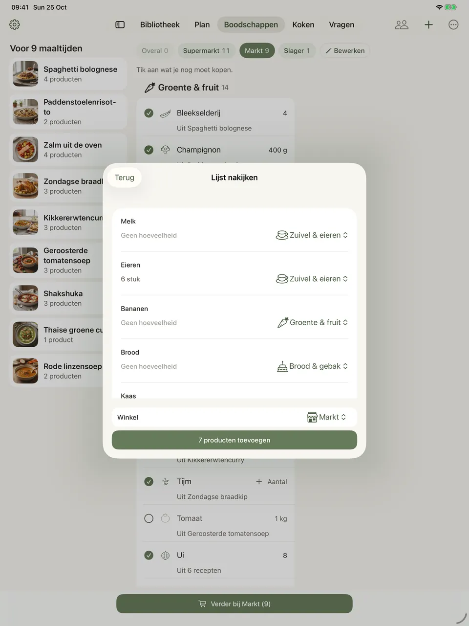 Het ingelezen handgeschreven lijstje op tabletbreedte, als paneel boven de boodschappenlijst: bewerkbare regels met een naam, een hoeveelheid of de melding dat die er niet is en een menu voor het schap, één winkelveld en onderaan een knop om de items toe te voegen. De lijst erachter toont de winkelknopjes en items met hun winkel erbij.