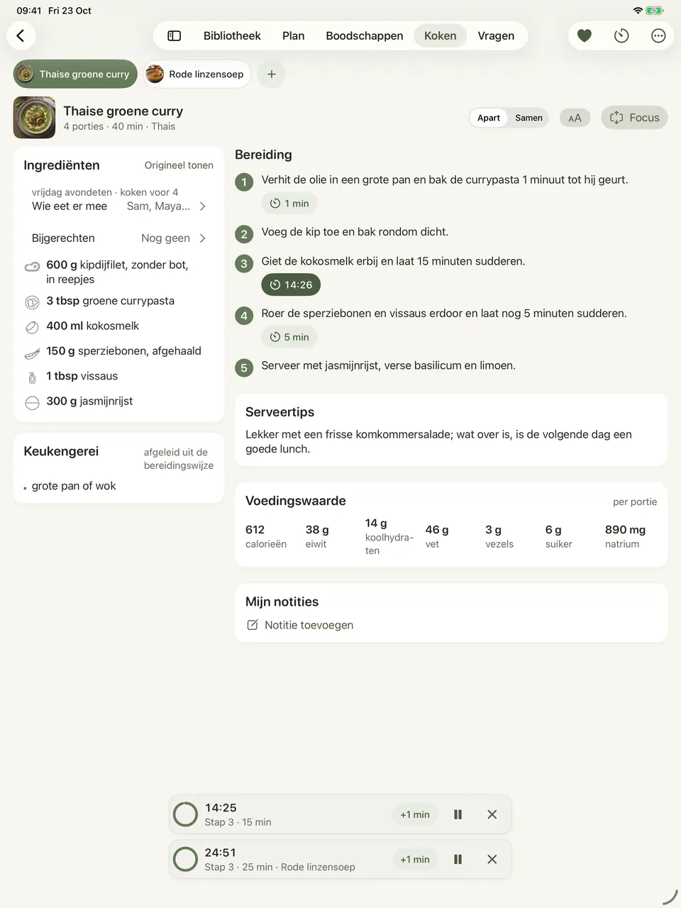 Twee recepten tegelijk koken op tabletbreedte: een Thaise groene curry en een rode linzensoep als tabbladen bovenaan, de ingrediënten van de curry in een kolom naast de bereidingswijze, een lopende timer bij stap drie, en onderaan twee timers die aftellen, één voor elk recept.
