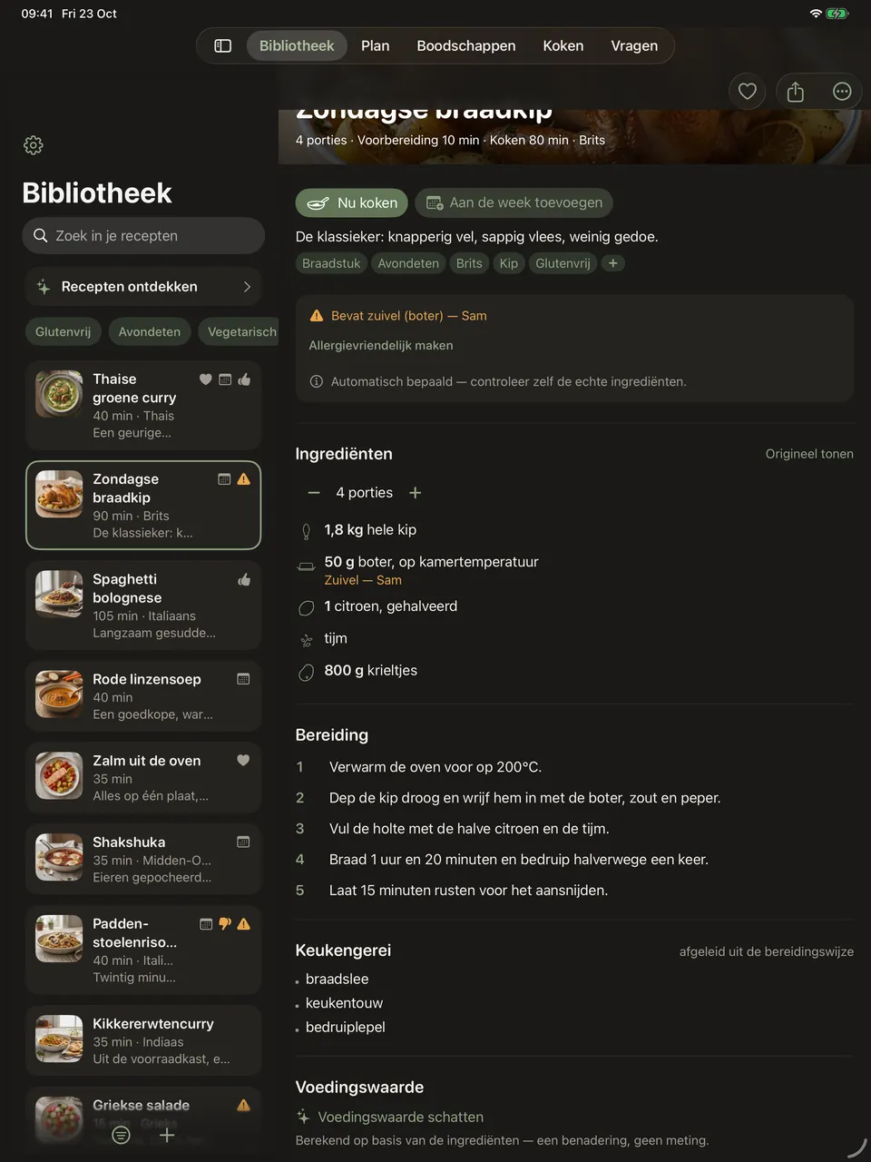 Een receptpagina voor geroosterde kip: een glutenvrij-label onder de titel, een teller voor het aantal porties, een ingrediëntenlijst met bij elk item een illustratie, en genummerde bereidingsstappen.