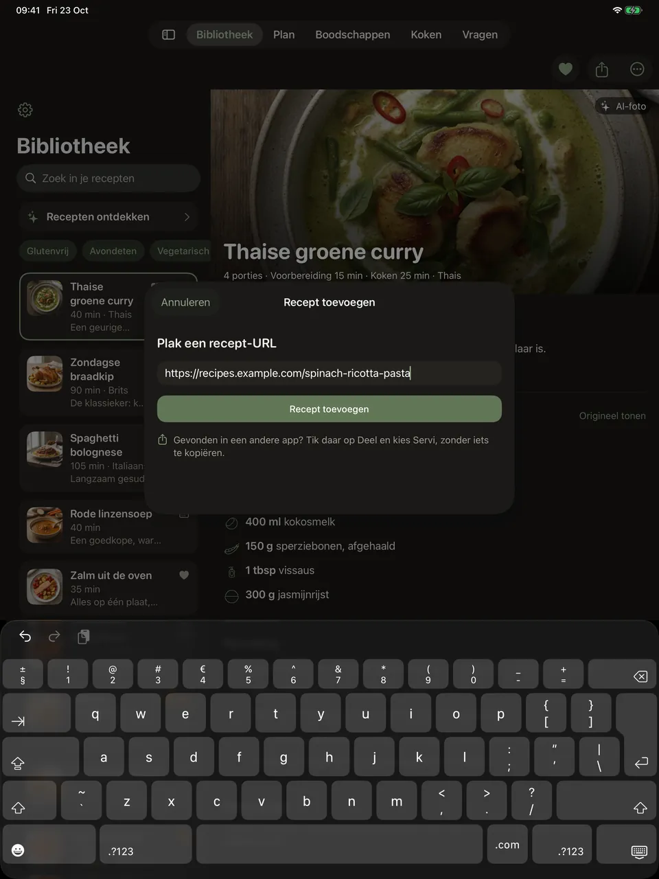 Het venster om een recept toe te voegen, boven een bibliotheek die als receptenlijst is weergegeven, met een getypt webadres in een tekstveld, een knop om het toe te voegen en het toetsenbord nog open.
