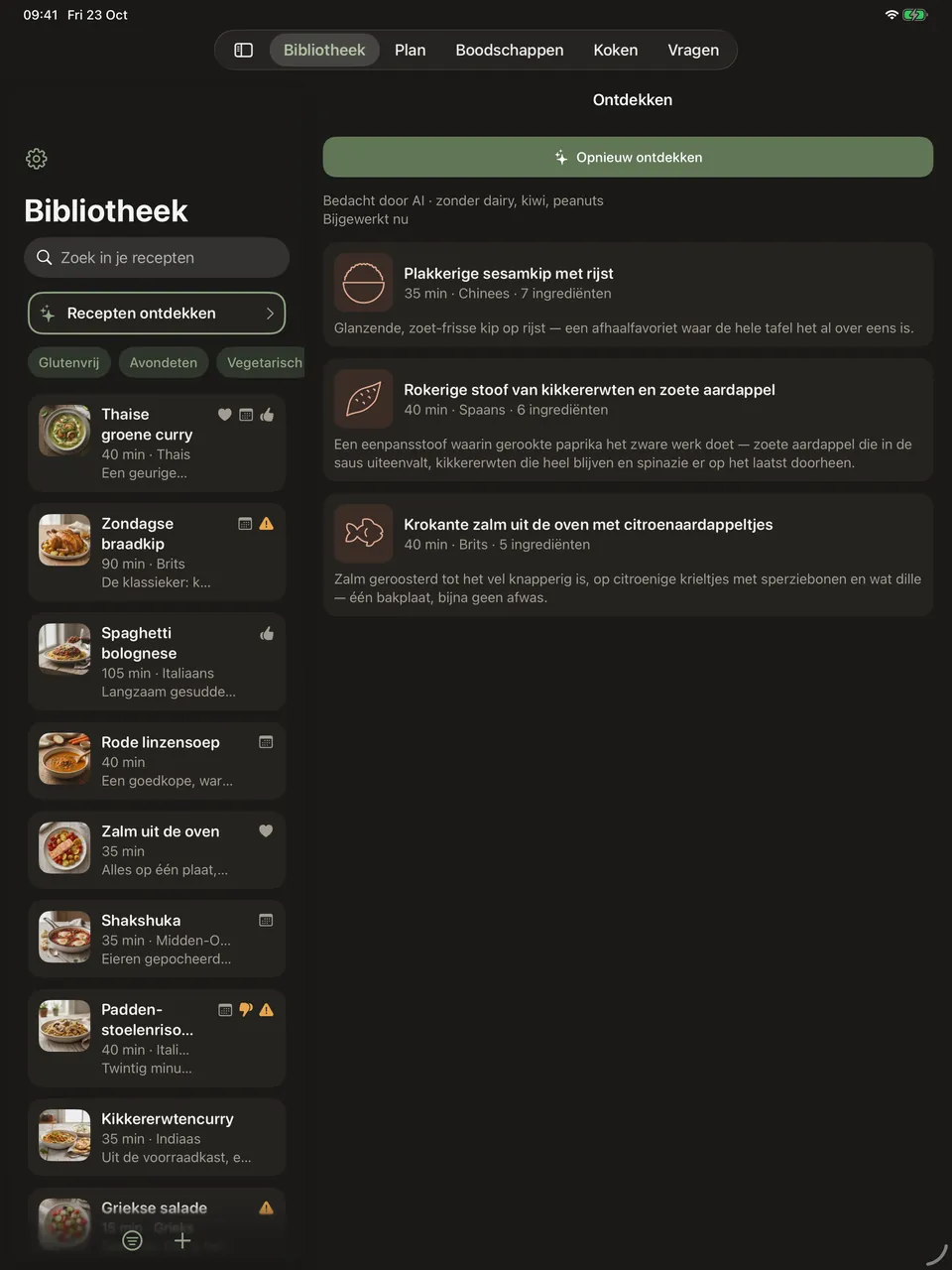 Het ontdek-scherm met drie verzonnen recepten, elk met een bereidingstijd, een keuken, het aantal ingrediënten en een omschrijving van één regel. Daarboven staat dat ze door AI zijn bedacht en welke allergenen worden vermeden.