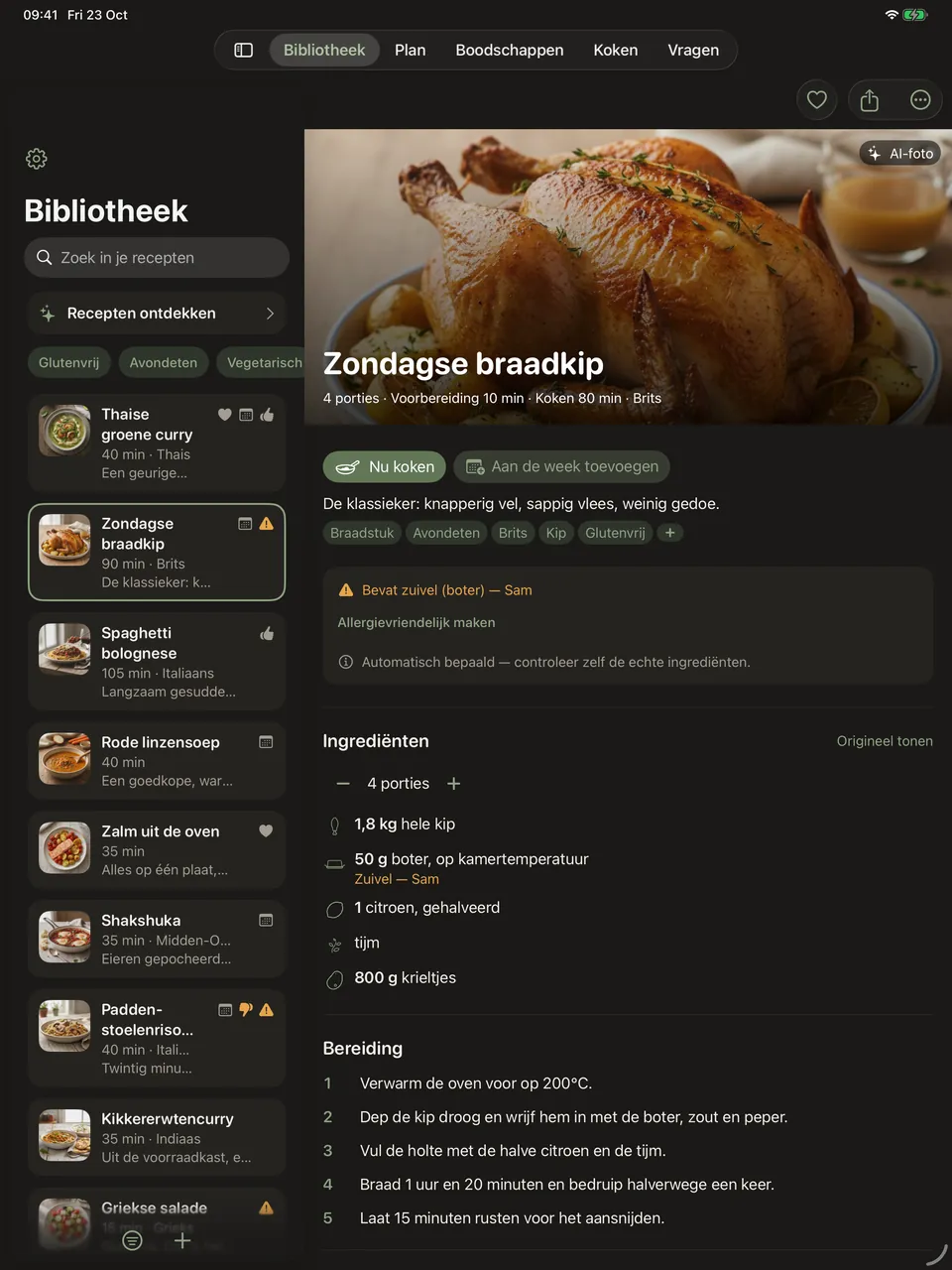 De receptenbibliotheek op tabletbreedte als gesplitst scherm: een rij filterknopjes boven een lijst receptkaartjes met foto, bereidingstijd en het cijfer van het gezin, een hartje op de foto bij de favorieten van de kok, bij sommige kaartjes een allergiewaarschuwing met de naam van degene om wie het gaat, en het geselecteerde recept voor geroosterde kip geopend in de kolom ernaast.