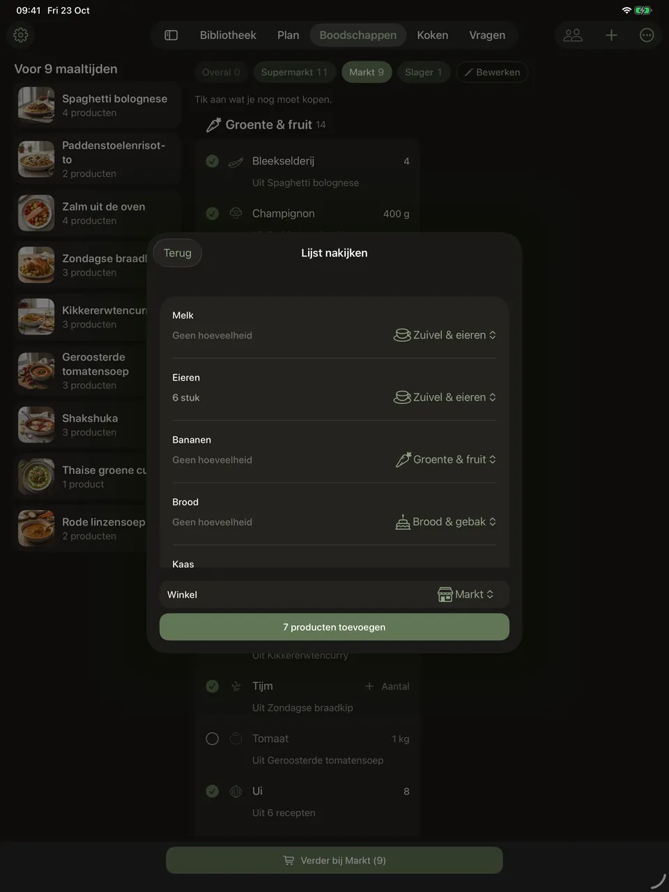 Het ingelezen handgeschreven lijstje op tabletbreedte, als paneel boven de boodschappenlijst: bewerkbare regels met een naam, een hoeveelheid of de melding dat die er niet is en een menu voor het schap, één winkelveld en onderaan een knop om de items toe te voegen. De lijst erachter toont de winkelknopjes en items met hun winkel erbij.