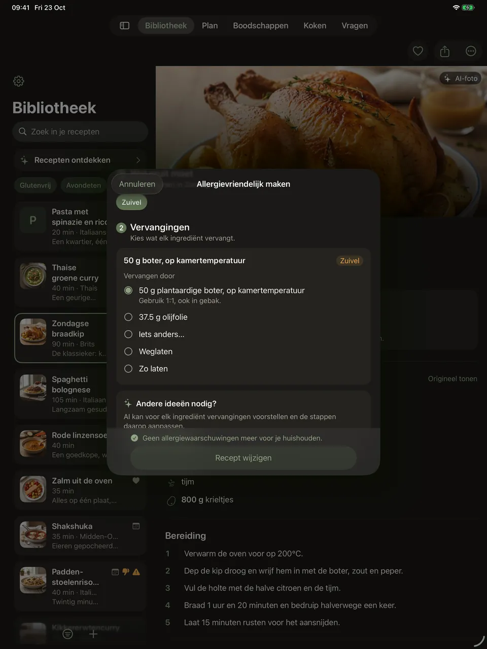 Het venster voor allergievriendelijk aanpassen op tabletbreedte, als paneel boven de gesplitste receptenbibliotheek: zuivel aangevinkt als het allergeen dat eruit moet, vervangers voor de boter waarbij plantaardige boter is gekozen, en een knop om AI om andere ideeën te vragen.
